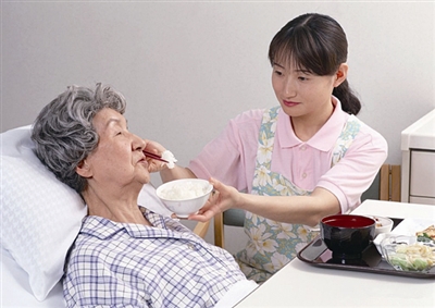 谁来破解失能老人照护难题